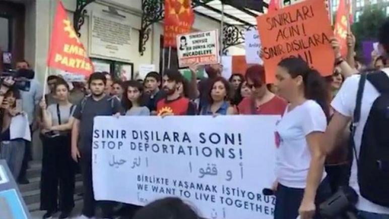 Bir Türk Mahallesinde İmza Kampanyası: Suriyeli Komşularımızı Bizden Almayın