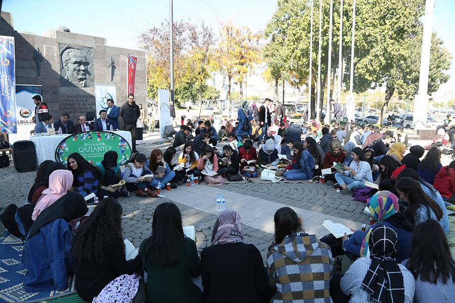 AÖB’den Şehir Meydanında Okuma Etkinliği