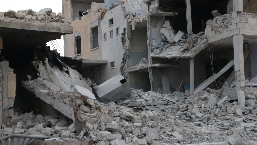غارات النظام وروسيا تسقط عشرات الضحايا وتهجر الآلاف من ريف إدلب