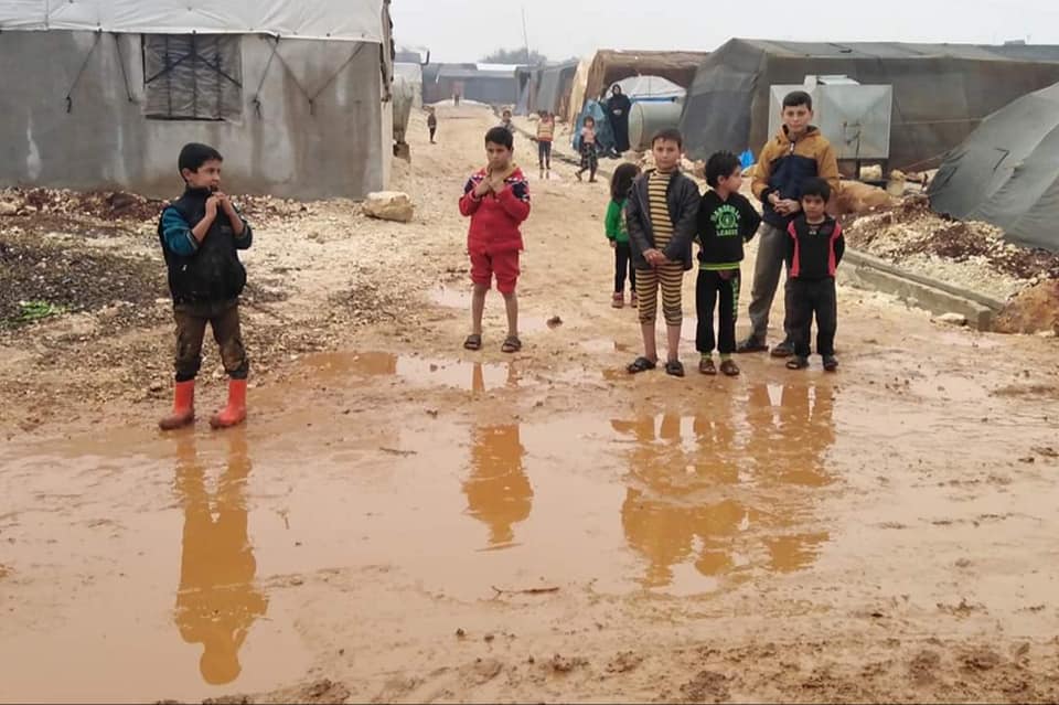Yağmurlar ve Rüzgarlar İdlib Kırsalındaki Onlarca Çadırı Kullanılamaz Hale Getirirken Yardım Kuruluşlarına Müdahale Çağrısı Yapıldı