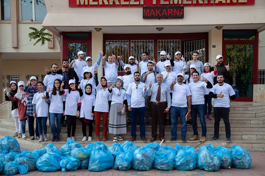 طلاب الجامعة ينظمون حملة صديقة للبيئة