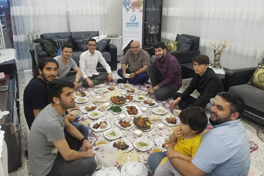 الطلاب الدوليين يجتمعون في إفطار عائلي