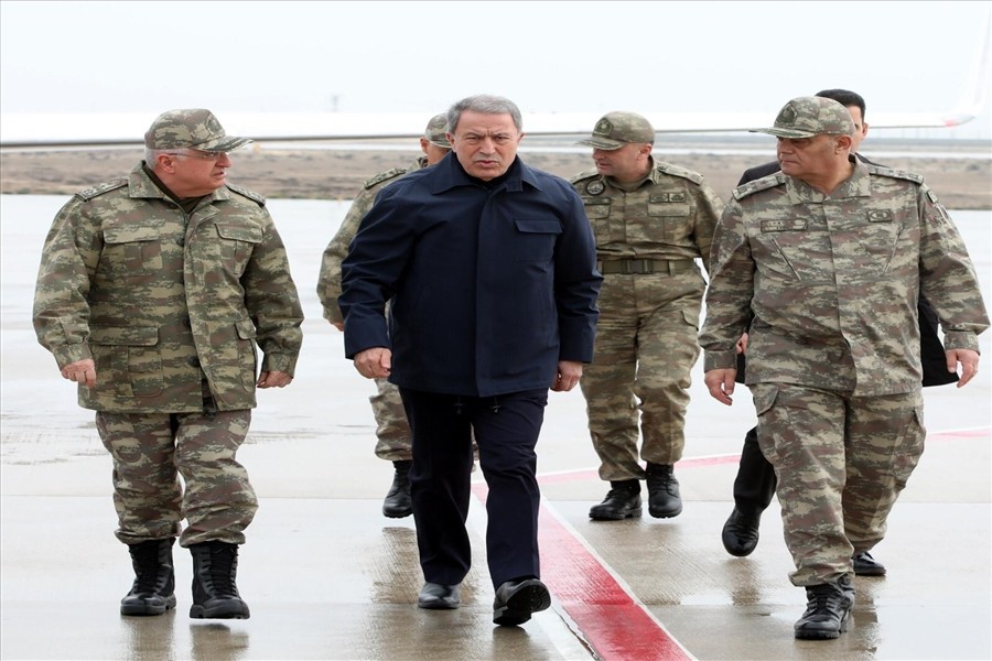 Savunma Bakan Akar ve Üst Düzey Subaylar Türkiye-Suriye Sınırını Denetliyor