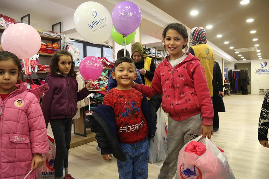 İyilik Derneği’nden Öğrencilere Kıyafet Yardımı