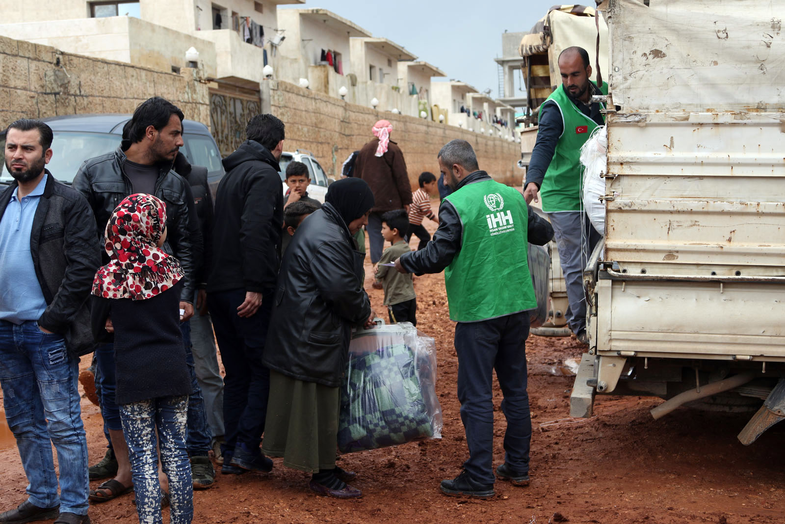 مساعدات للمتضررين السوريين من الفيضانات