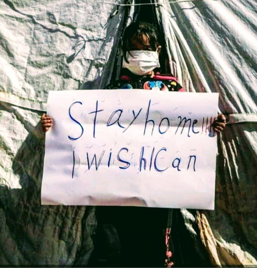 Kamplardaki Suriyeli Çocuklar Dünyaya Şöyle Seslenmektedirler: “Evinizde kalın” denilmektedir. Ne yazık ki içinde kalacak evimiz yoktur.